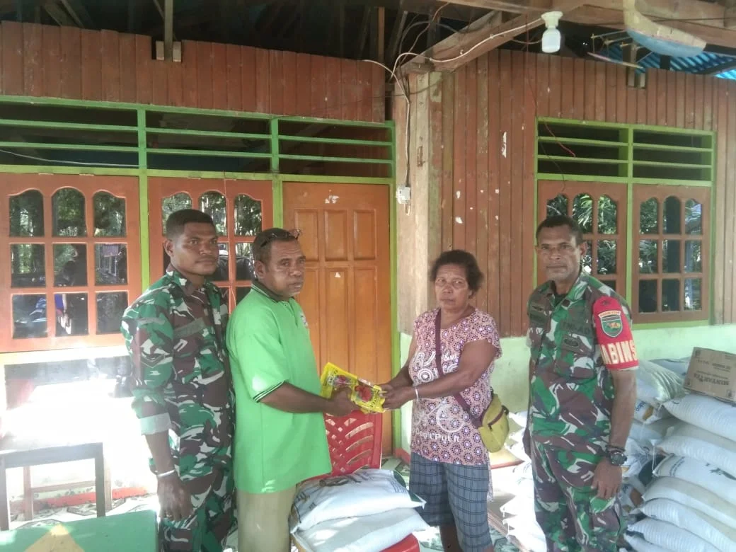 Babinsa Dawai Kawal Bantuan Pangan, Pastikan Hak Warga Tersalurkan Tepat Sasaran