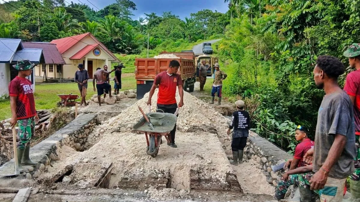 Babinsa Nimboran Kawal Pembangunan Jembatan Garuda, Buka Harapan Baru bagi Ekonomi Warga Singriway