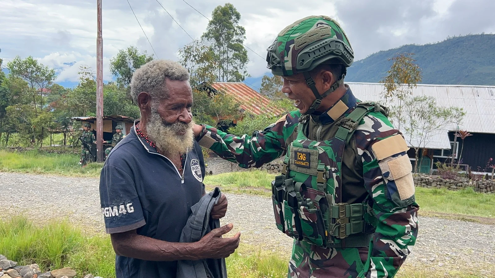Prajurit TNI Hadir Tebar Kepedulian dan Jaga Persaudaraan di Papua