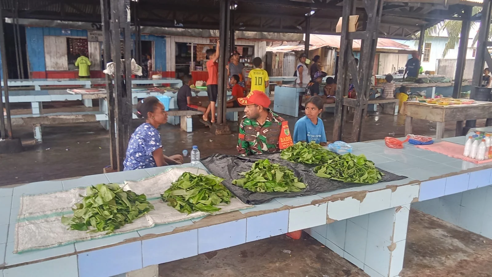 Babinsa Ansus Dampingi Warga Pasarkan Hasil Kebun, Wujud Nyata TNI Dorong Ekonomi Rakyat