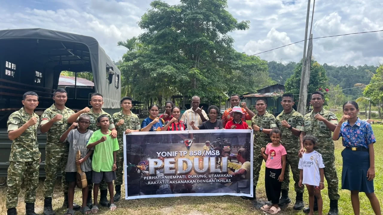 Yonif TP 858/MSB Salurkan Paket Sembako kepada Warga Kampung Sorido, Wujud Kepedulian TNI