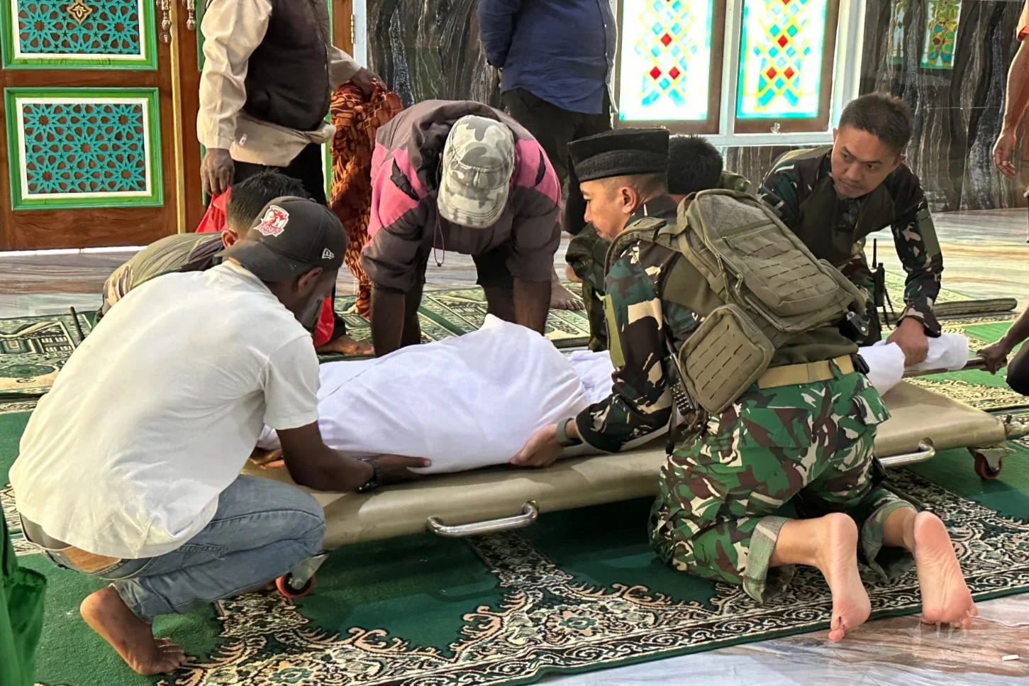 Kebersamaan Tanpa Sekat, Prajurit TNI Prosesi Pemakaman Warga Papua