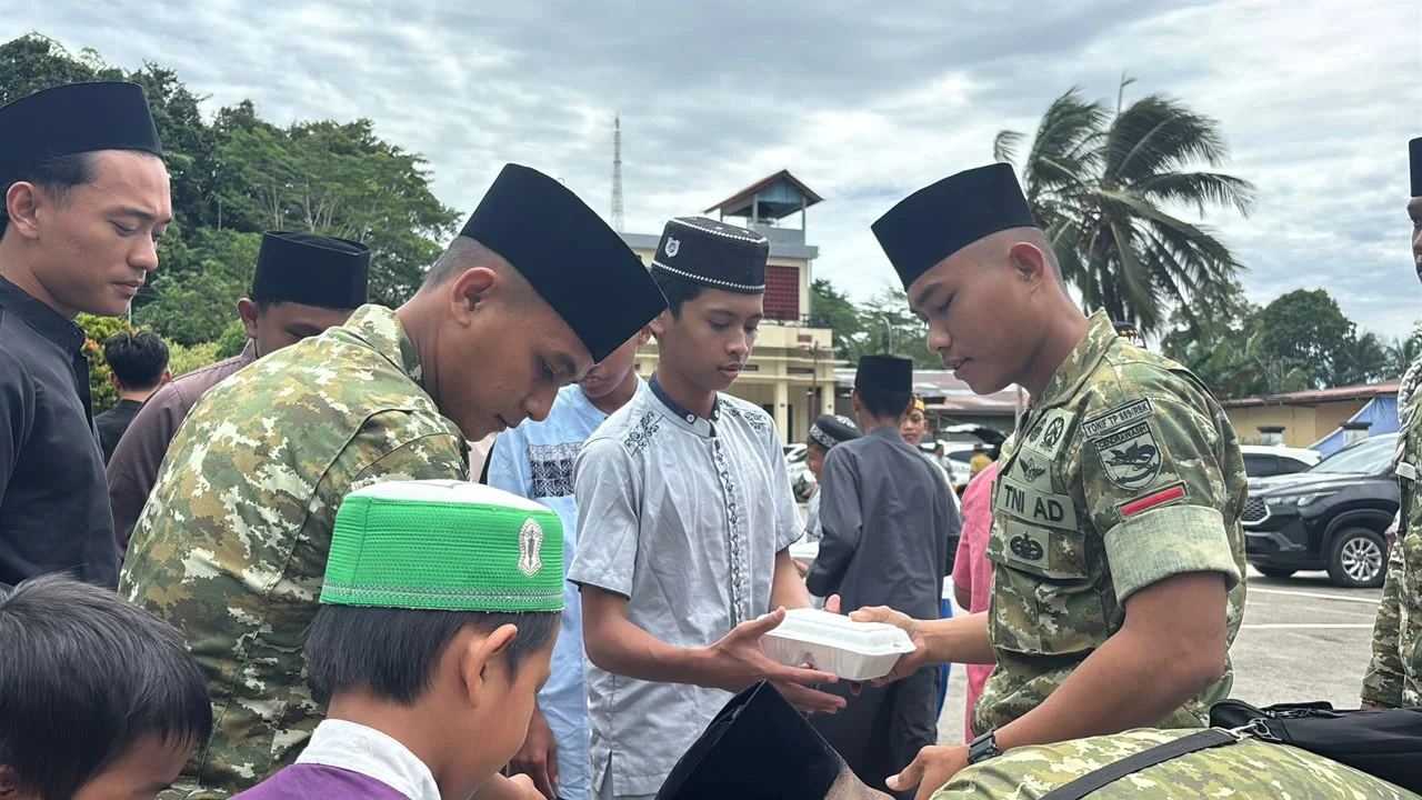 Yonif TP 859/RBK Gelar Jumat Berkah di Supiori, Bersihkan Masjid dan Berbagi dengan Warga