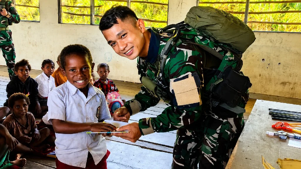 TNI Mengajar SD Negeri Kalome, Tanamkan Wawasan Kebangsaan dan Semangat Belajar Anak Papua