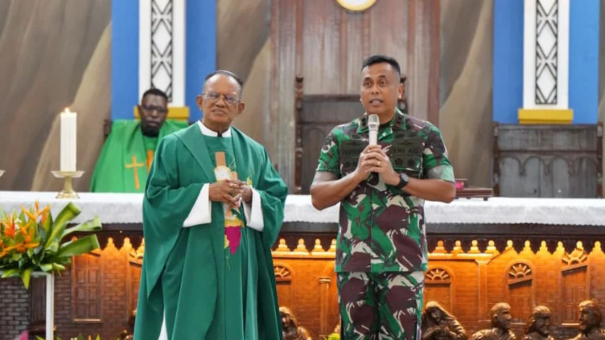 Pangdam XVII/Cenderawasih Ajak Jemaat Jaga Perdamaian Papua Saat Ibadah Minggu di Katedral Tiga Raja Timika