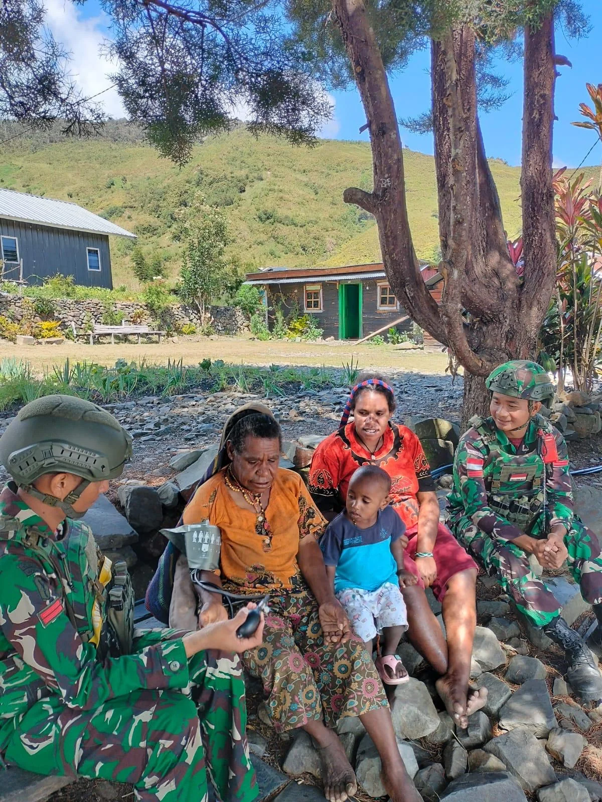 Saat Prajurit Datang Membawa Harapan, Satgas Yonif 136/Tuah Sakti Hangatkan Kampung Lungguneri
