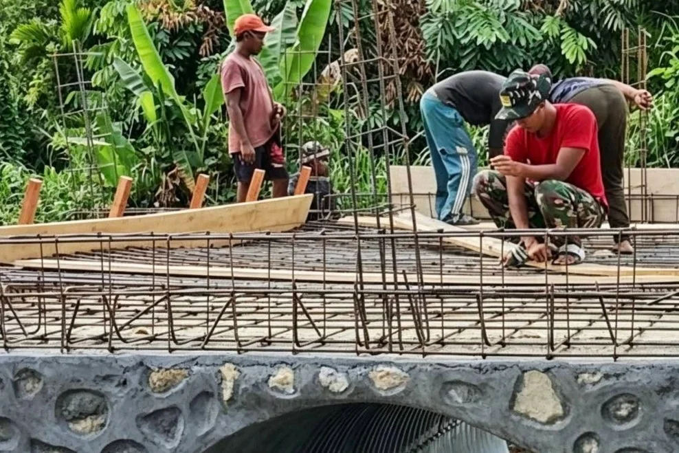 Satgas Jembatan Garuda dan Babinsa Genjot Pembangunan Jembatan Anak Kali Mur Keerom