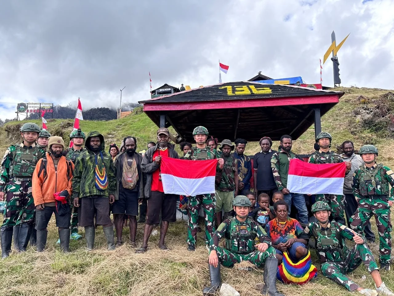 Sambut HUT RI ke-81, Satgas Yonif 136/TS Bagikan Bendera Merah Putih di Puncak Jaya