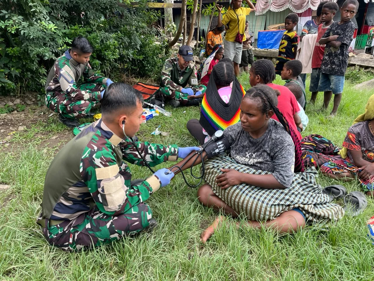 TNI Hadir dengan Hati, Berikan Pelayanan Kesehatan Gratis bagi Warga Pedalaman