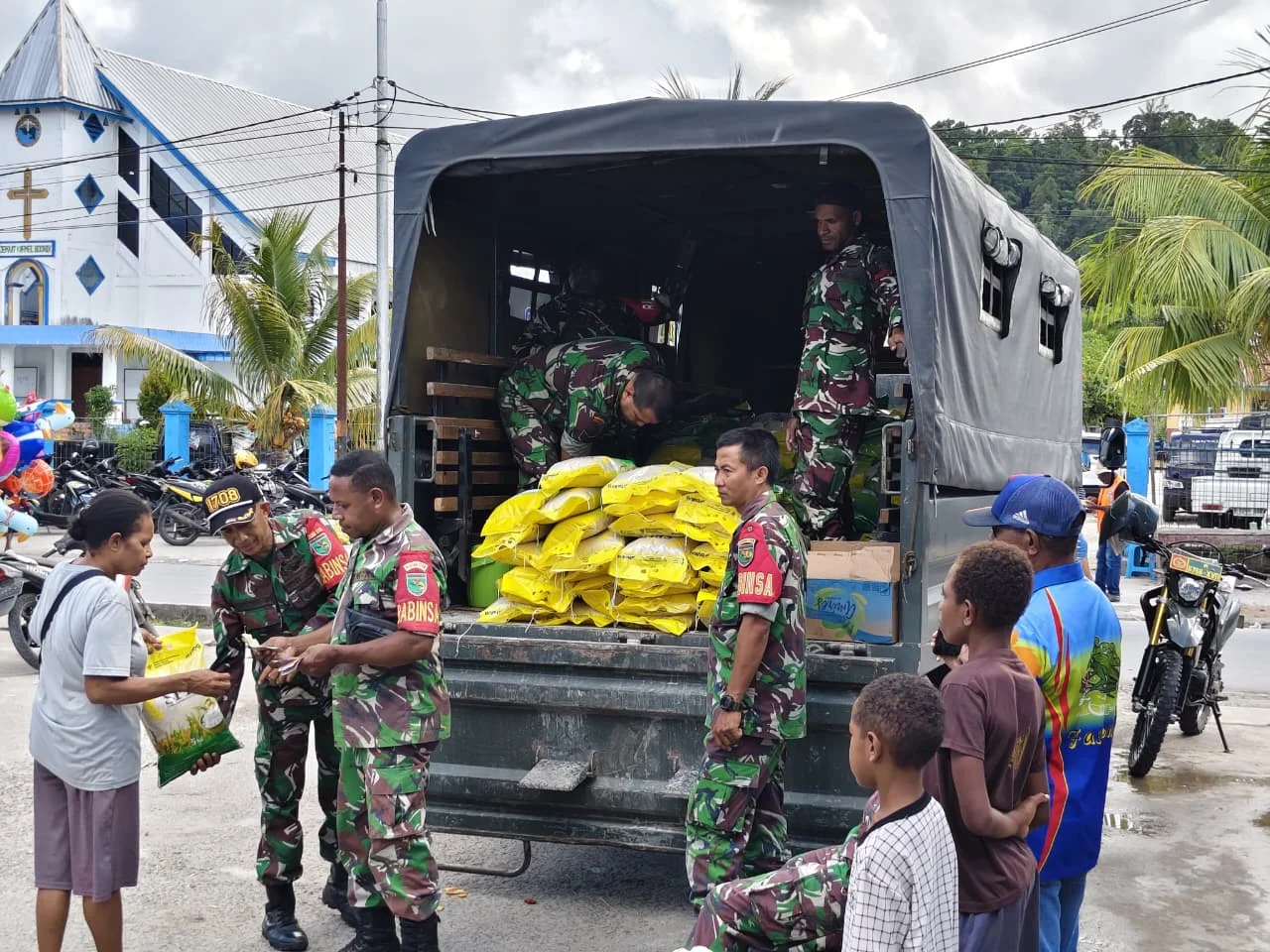 TNI dan Bulog Hadirkan Beras Terjangkau, Warga Biak Sambut dengan Antusias