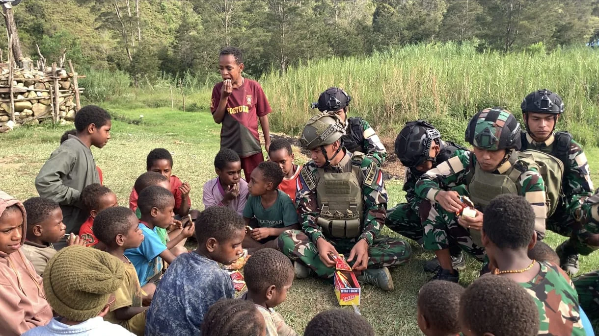 Aksi Berbagi TNI Hadirkan Senyum Ceria Anak-Anak Papua Lanny Jaya