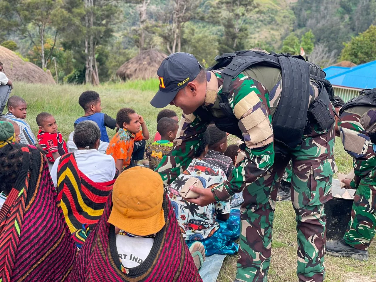 Satgas Yonif 511/DY Kembali Berbagi, Makan Bersama Warga Kampung Tima