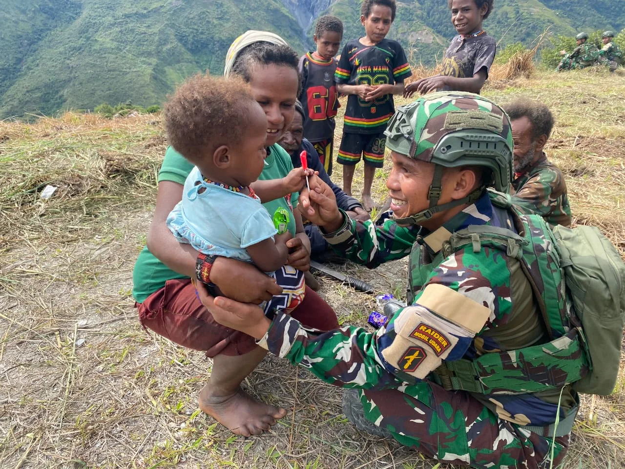 Merawat Kebersamaan di Tanah Papua, Satgas Yonif 136/Tuah Sakti Sambangi Warga Kampung Agape