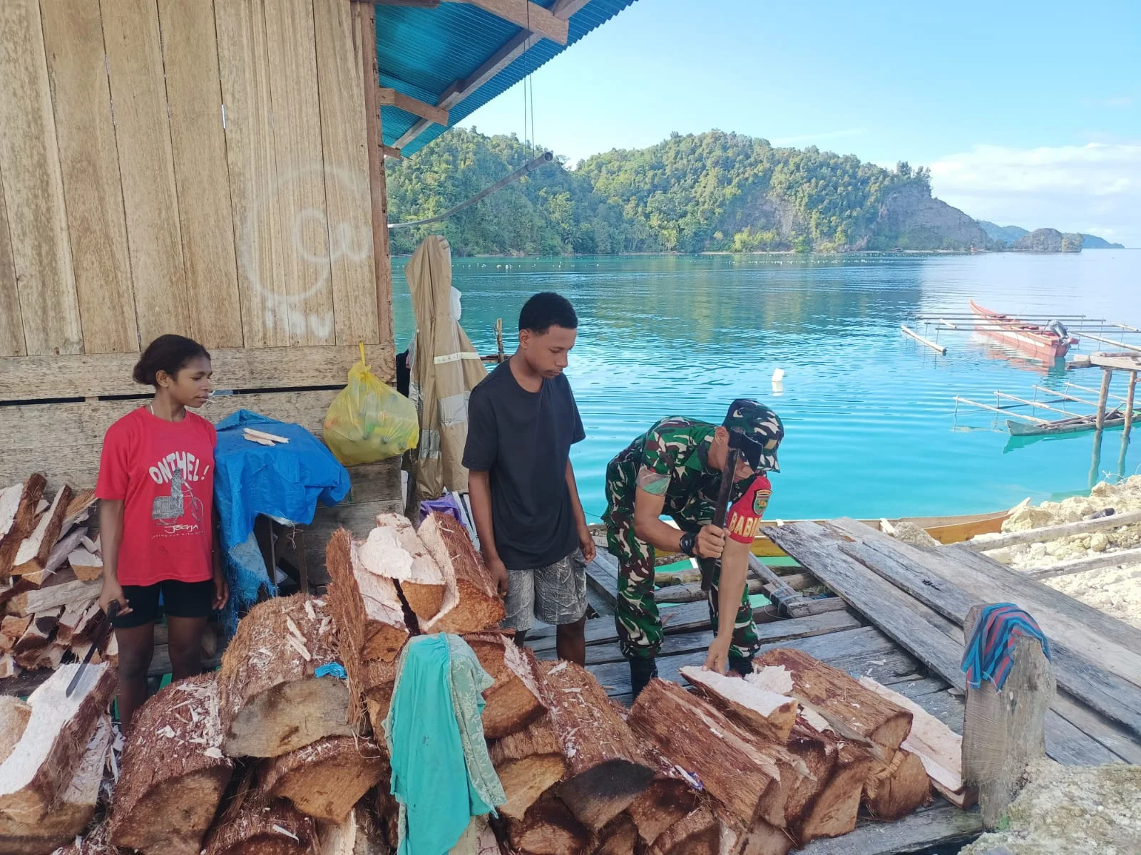 Menjaga Warisan Leluhur Papua, Babinsa Serui Dampingi Warga Olah Sagu Demi Ketahanan Pangan dan Kesejahteraan
