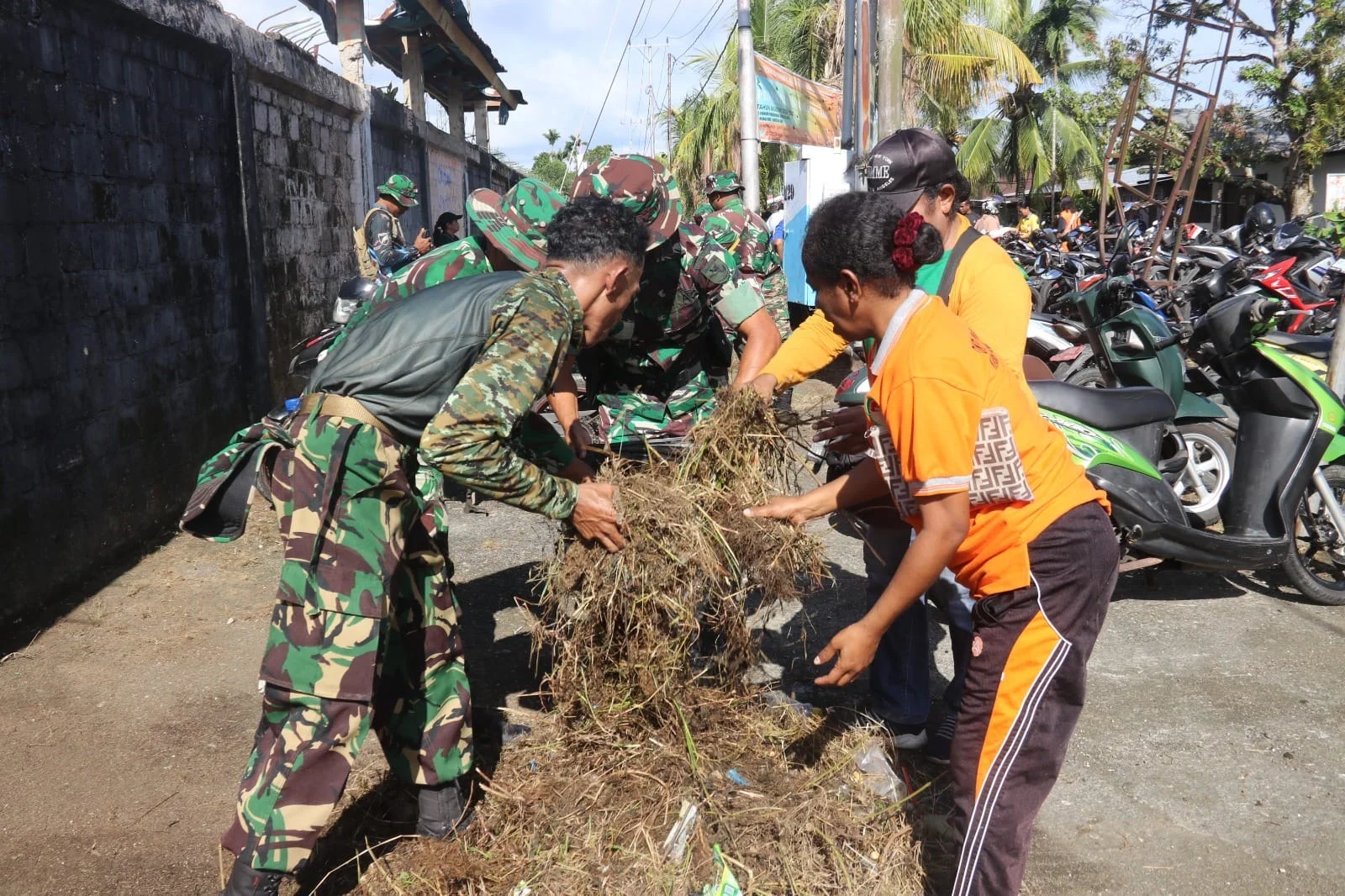 Sambut HUT ke-81 RI, Kodim 1709/Yawa dan Masyarakat Kompak Bersihkan Stadion Maroa
