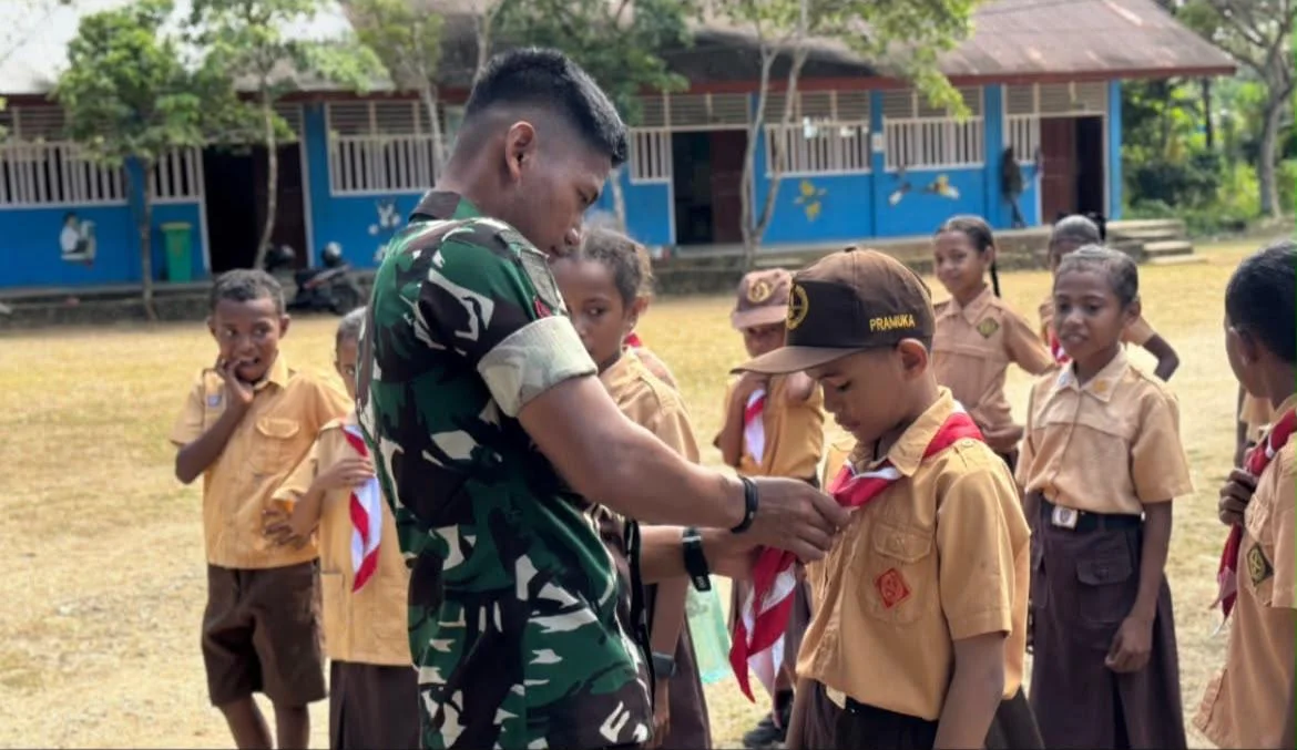 Tanamkan Jiwa Disiplin, Yonif TP 858/MSB Latih PBB dan Pramuka Siswa SD Inpres Sumberker