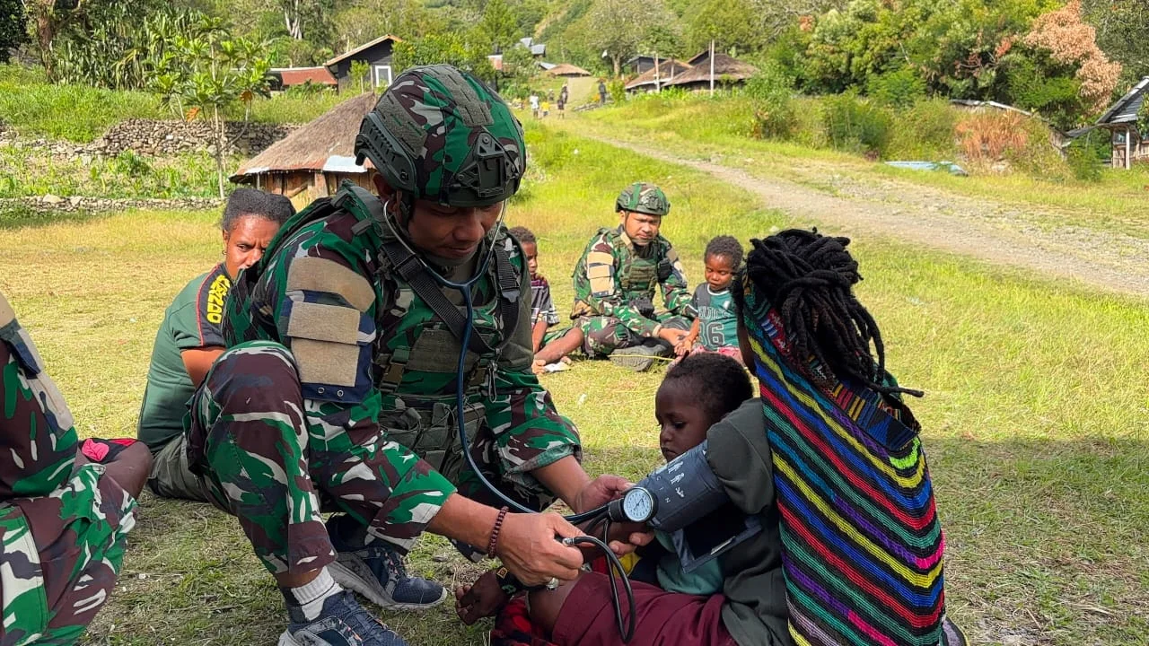 Tak Sekadar Jaga Wilayah, TNI Rawat Kesehatan Warga Pedalaman Papua