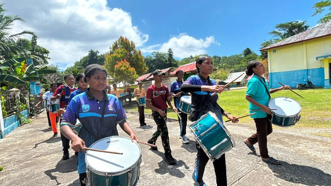 Semangat Belajar Kembali Bergema, Program PINTAR Yonif TP 859/RBK Bangkitkan Percaya Diri Generasi Muda Papua Lewat Drumband