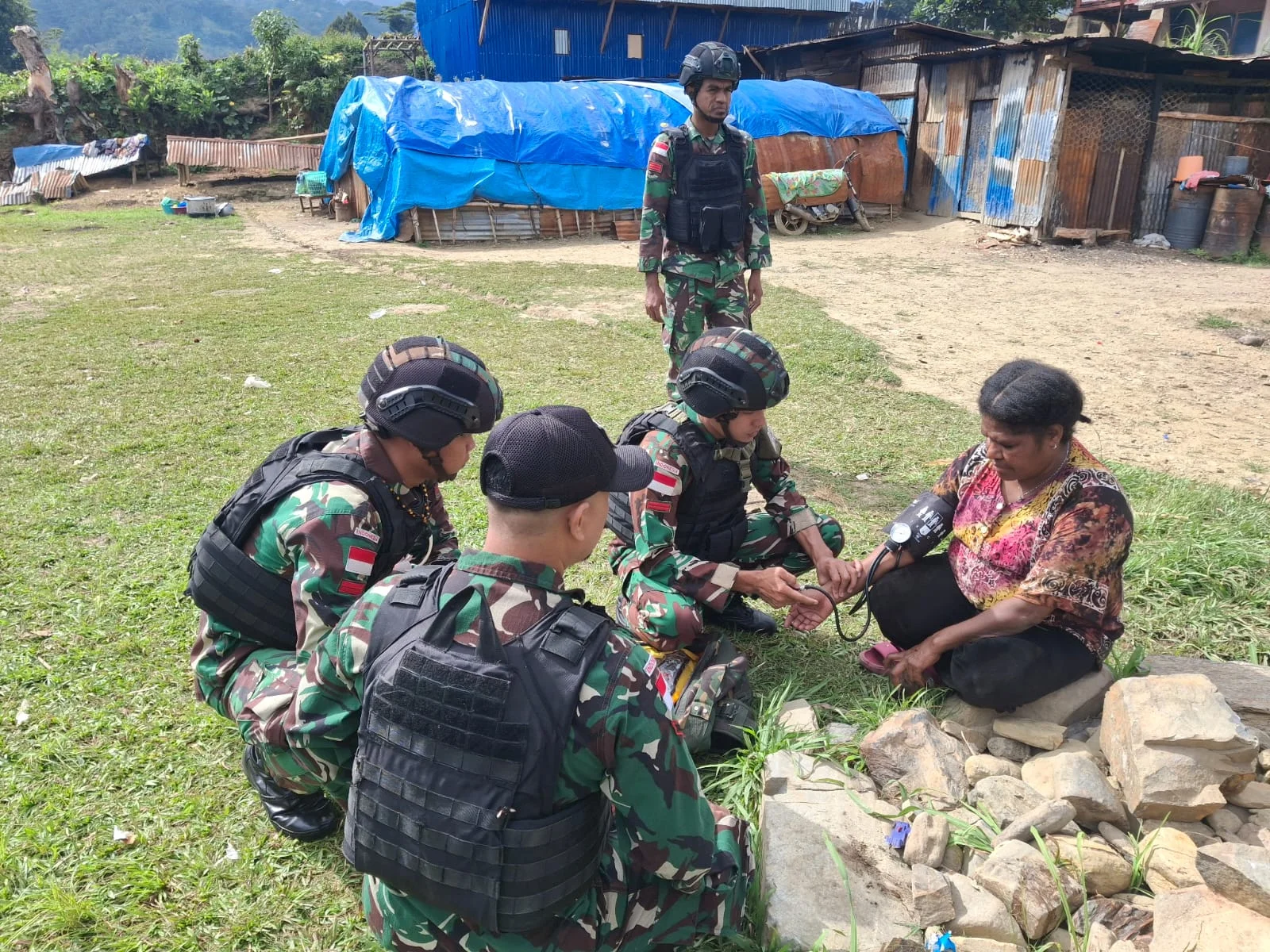 Sentuh Masyarakat Hingga Pelosok, Satgas Yonif 511/DY Layani Kesehatan Warga Karubaga