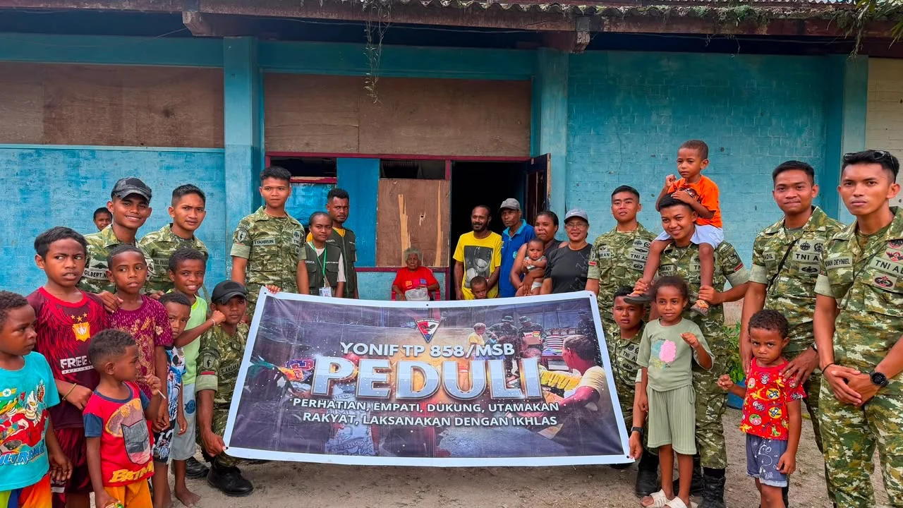 Wujud Kepedulian TNI, Yonif TP 858/MSB Gelar Bakti Sosial PEDULI untuk Warga Karang Mulia