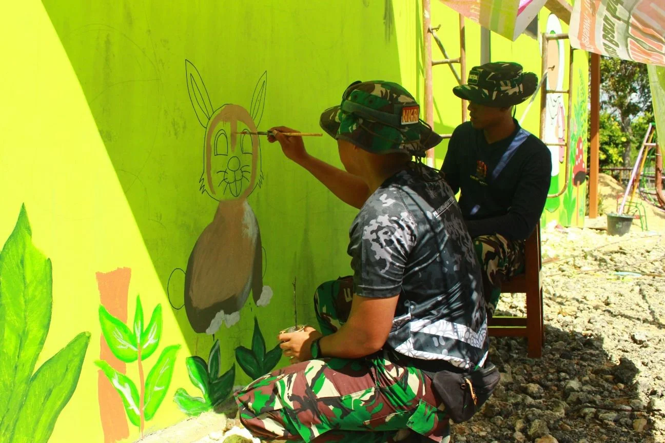 Dari Dinding Penuh Warna, TNI Tebar Semangat Belajar untuk Anak-Anak Papua