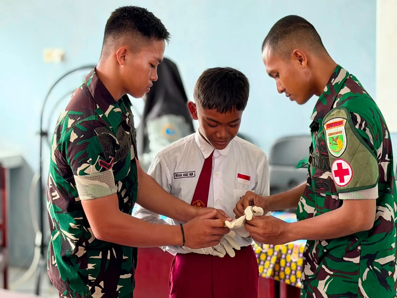 Belajar Menolong Sesama, Siswa Baru SMP IT Nurul Huda Dapat Edukasi P3K dari Prajurit TNI