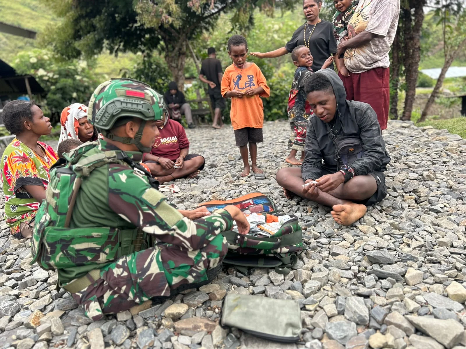 Tembus Pelosok Papua, TNI Jemput Bola Layani Kesehatan Warga