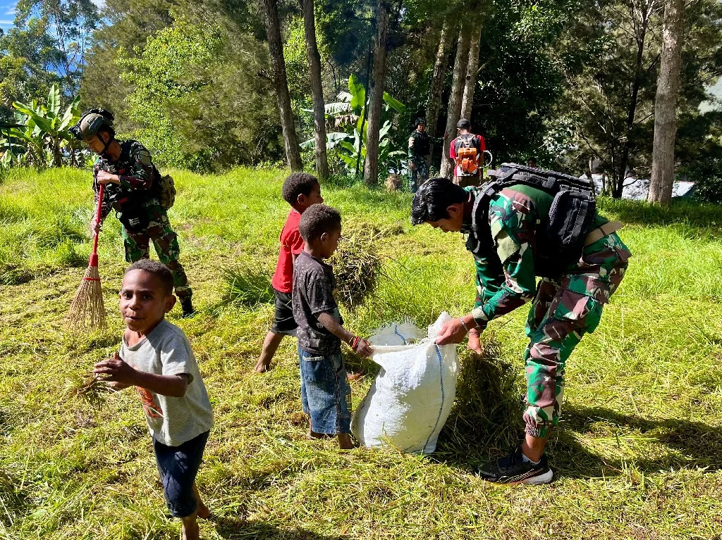Anjangsana dan Karya Bakti, Satgas Yonif 511/DY Pererat Kedekatan dengan Tokoh Masyarakat di Tiom