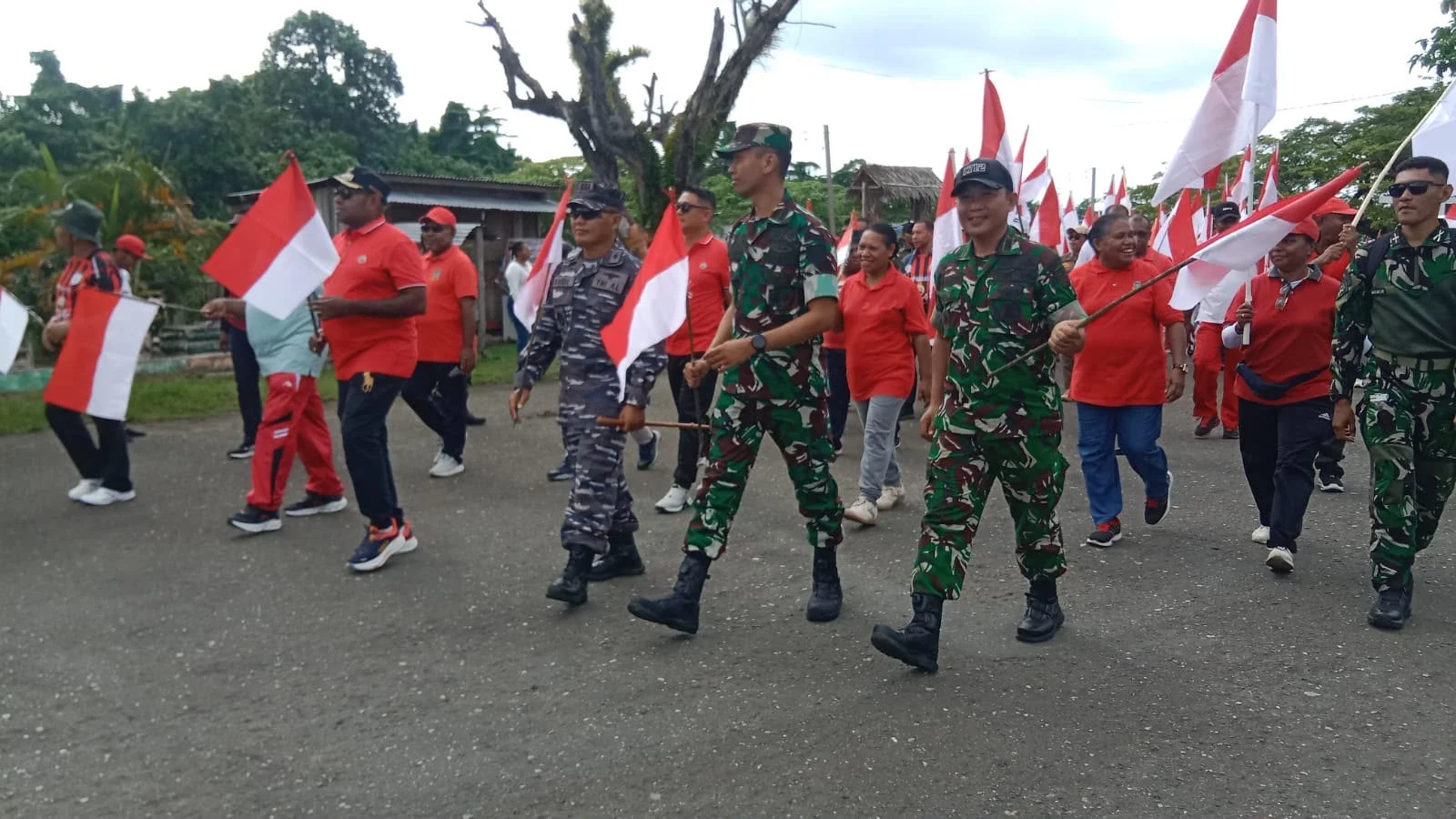 Kirab Merah Putih Meriahkan Sarmi, TNI dan Masyarakat Kobarkan Semangat Kebangsaan