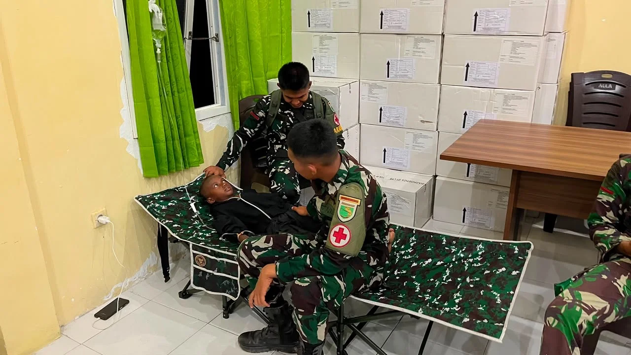 Sigap Tangani Korban Dugaan Keracunan MBG, Yonif TP 810/BEM Bersinergi dengan Tenaga Kesehatan