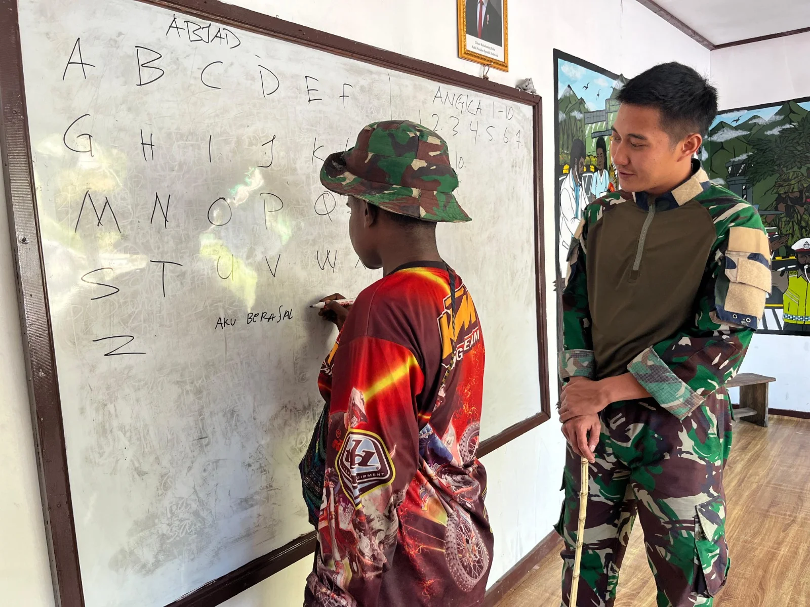 TNI Tingkatkan Semangat Belajar Anak Papua Lewat Rumah Pintar di Tinggi Nambut