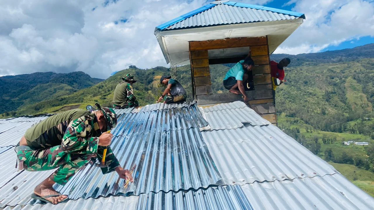 Satgas Yonif 511/DY dan Warga Balingga Bersatu Renovasi Gereja, Wujud Nyata Toleransi dan Kepedulian di Pegunungan Papua