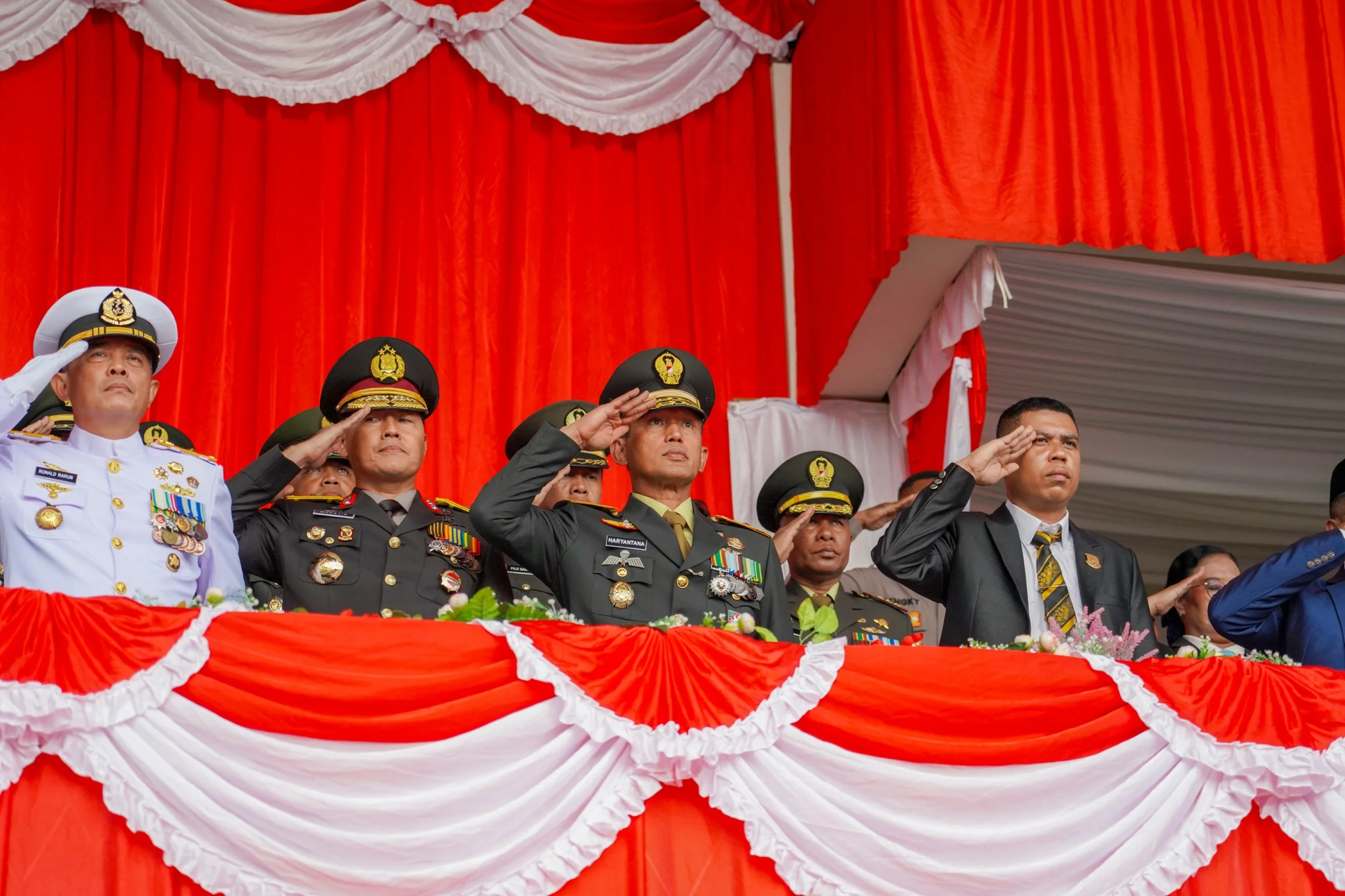 HUT ke-81 RI di Papua, Kasdam XVII/Cenderawasih Saksikan Khidmatnya Penurunan Sang Merah Putih