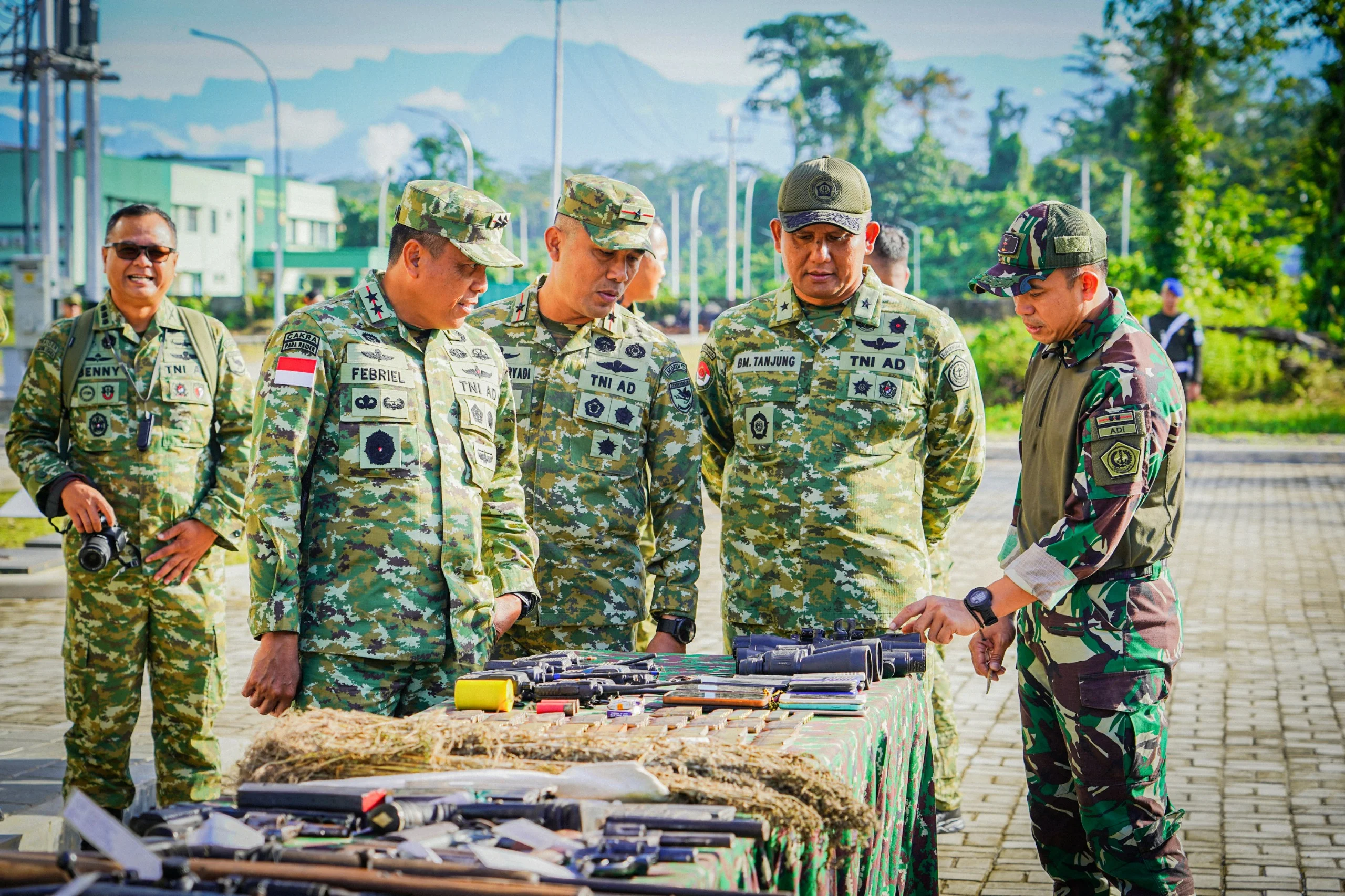 Pangdam XVII/Cenderawasih Hadiri Konferensi Pers Kogabwilhan III, Tegaskan Komitmen TNI Jaga Papua dari Ancaman Separatis dan Narkotika