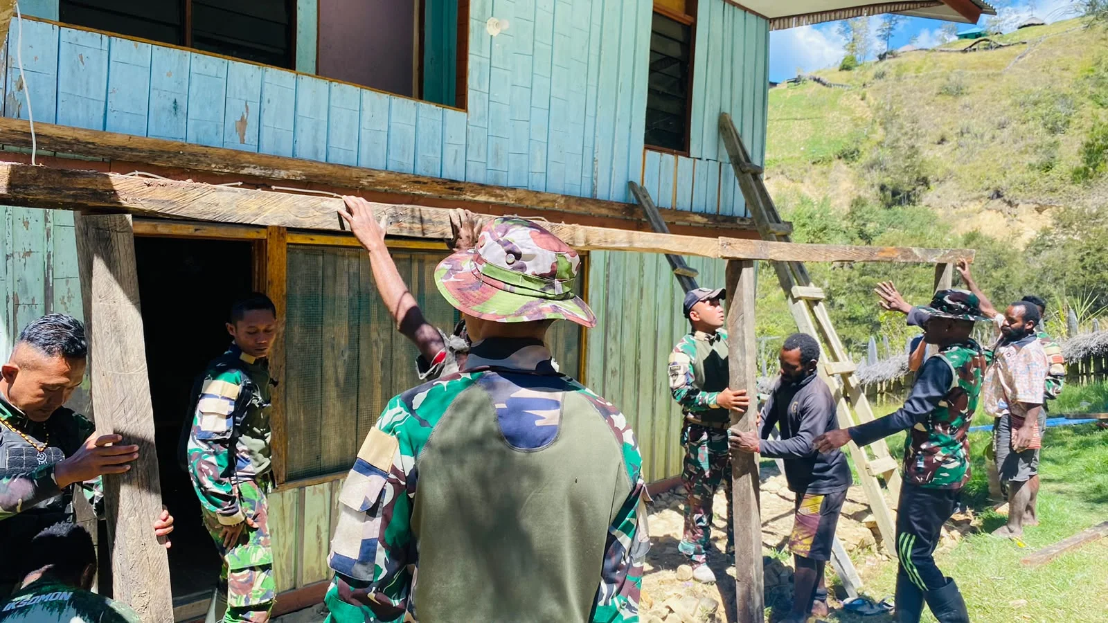 Hadir di Tengah Kesulitan Warga, Satgas Yonif 511/DY Bantu Renovasi Rumah di Balingga