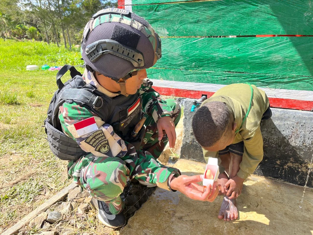 TNI Tanamkan Budaya Hidup Sehat Sejak Dini, Anak-Anak Papua Belajar Menyikat Gigi dengan Ceria