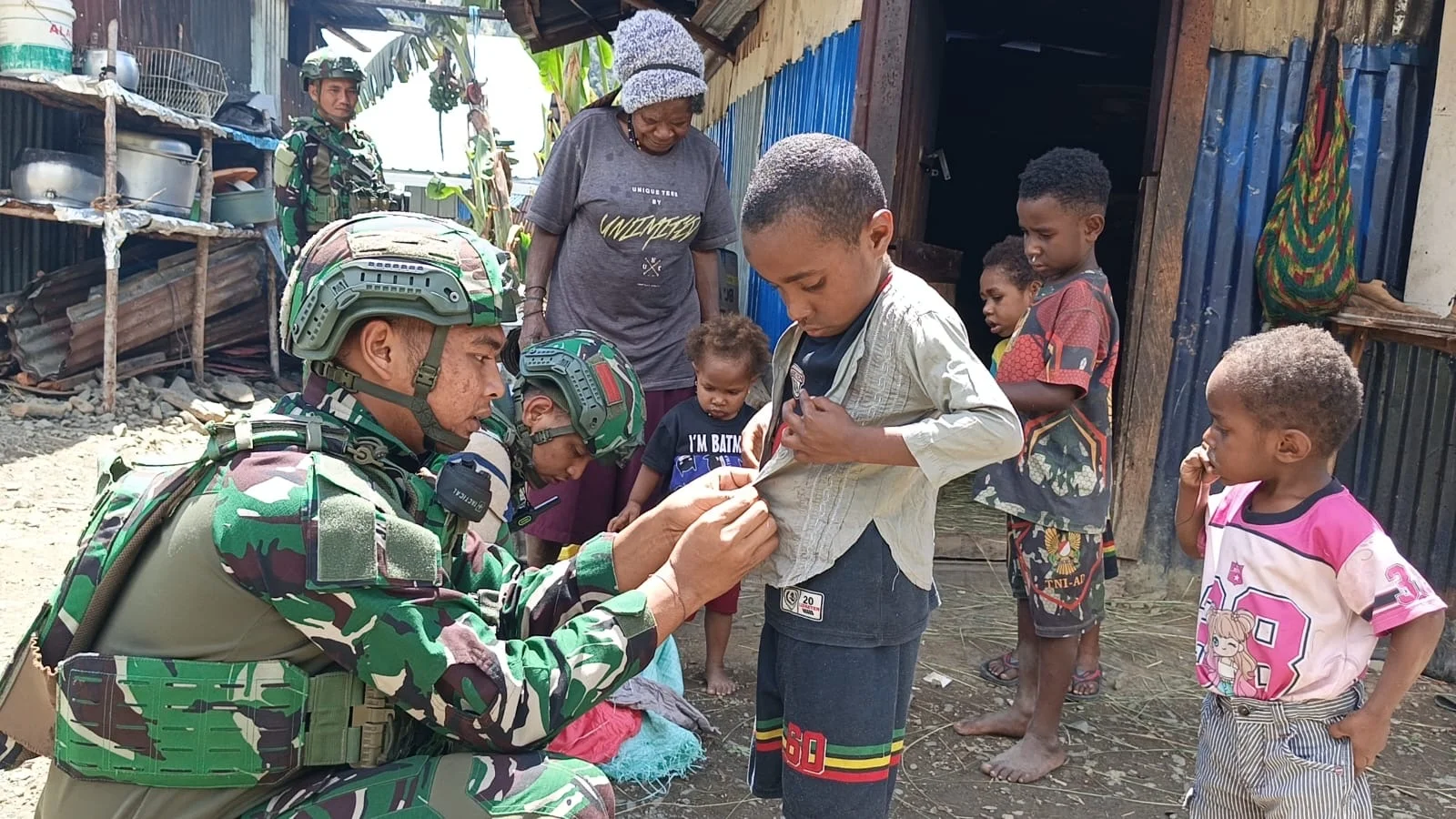Satgas Yonif 136/Tuah Sakti Pererat Silaturahmi dengan Warga Kampung Wiringgame Lewat Komsos dan Pembagian Pakaian
