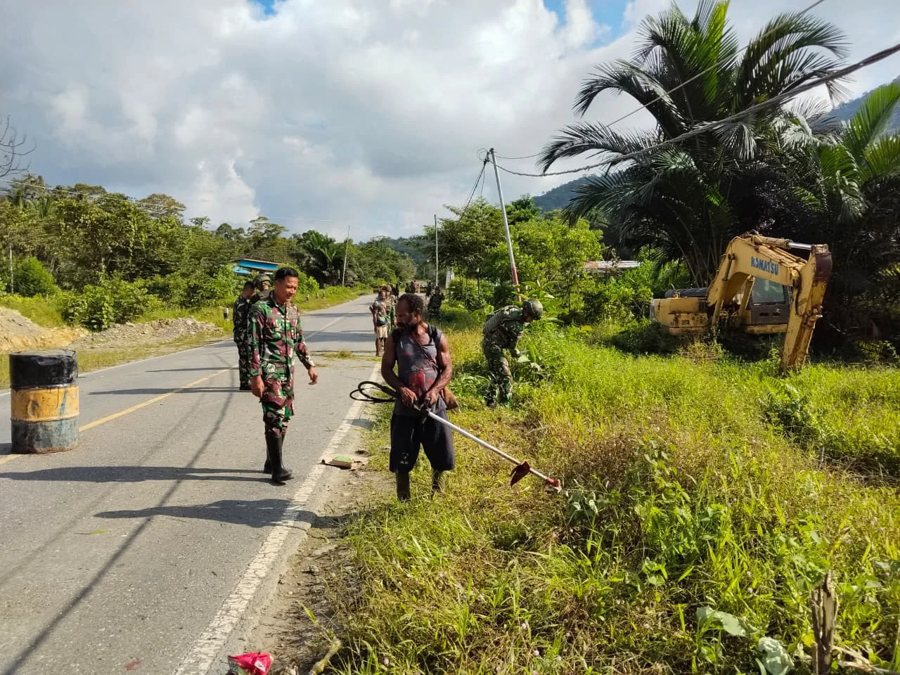 TNI Bersama Warga Gelar Karya Bakti, Rawat Jalur Vital Jayapura–Wamena
