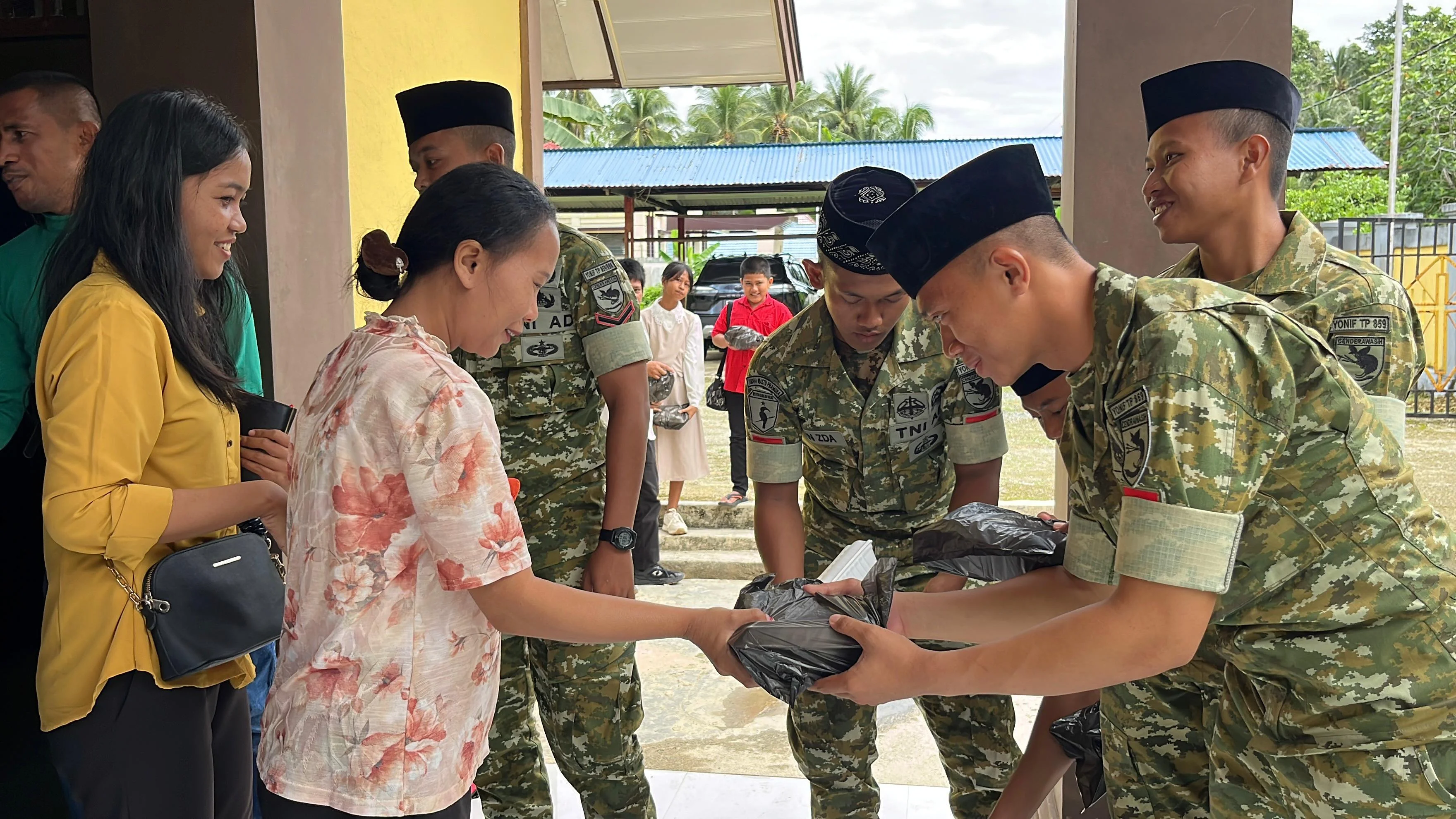 Prajurit TNI Tebar Kepedulian dan Perkuat Toleransi Lewat Minggu Kasih di Supiori