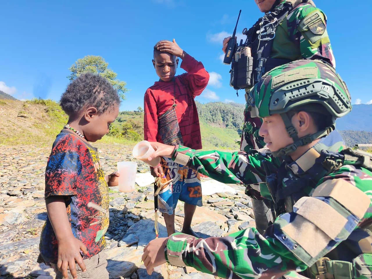 Patroli Simpatik Satgas Yonif Raider 136/Tuah Sakti, Menjaga Keamanan Sekaligus Menumbuhkan Harapan di Puncak Jaya
