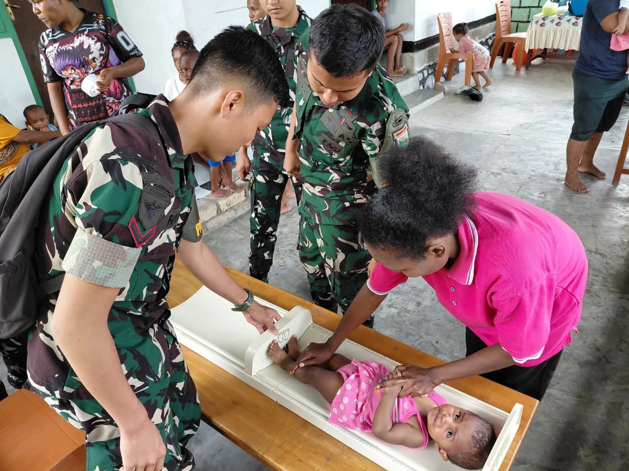 TNI dan Puskesmas Bersinergi Cegah Stunting, Yonif TP 810/BEM Edukasi Kesehatan Warga Doyo Lama