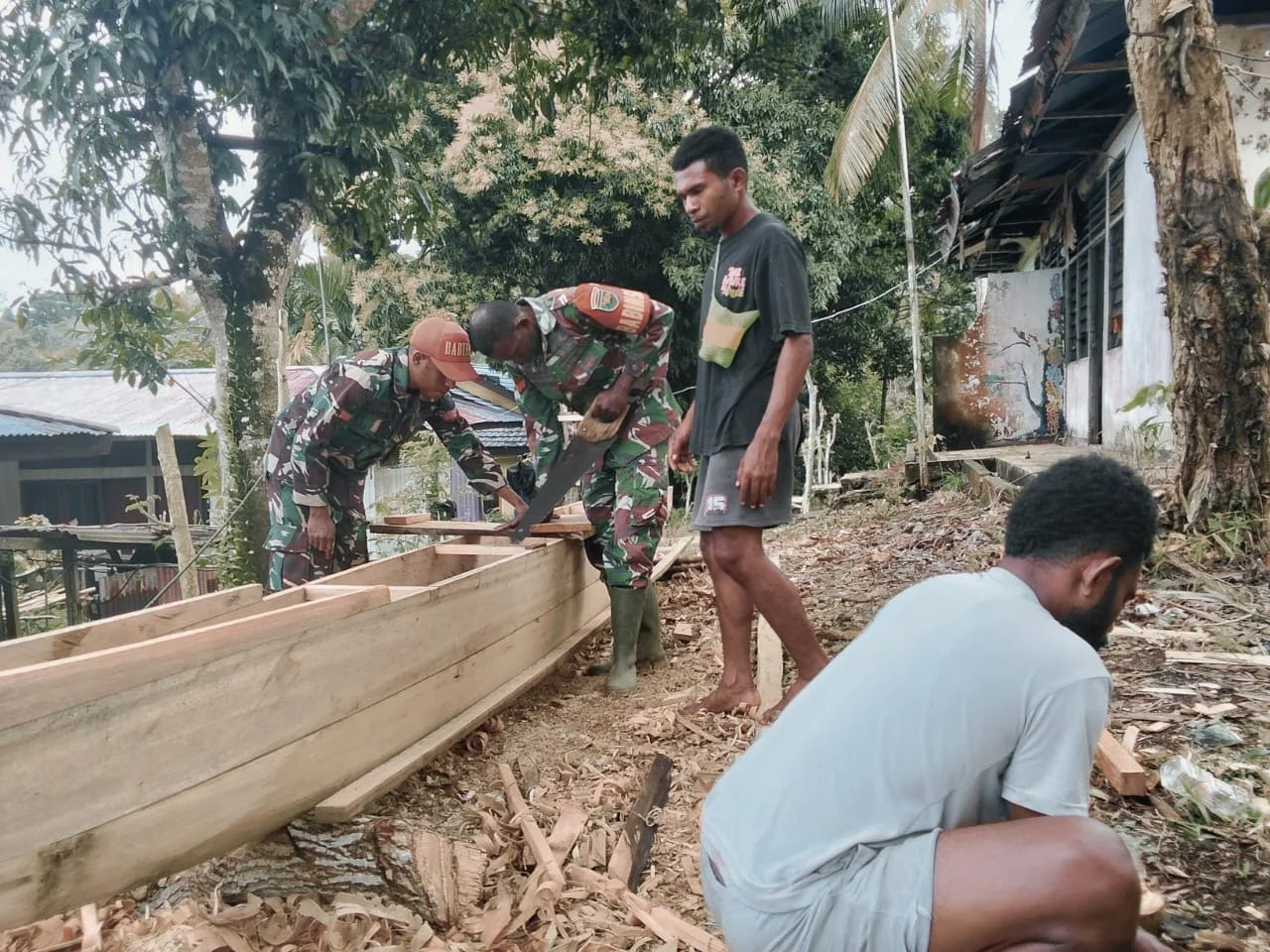 Wujud Kepedulian, Babinsa Koramil Ansus Gotong Royong Bantu Warga Membuat Perahu
