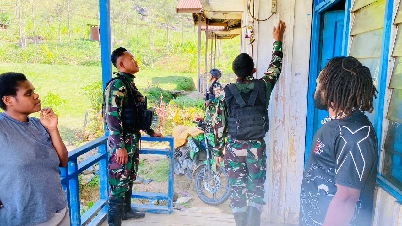 Satgas Yonif 511/DY Gerak Cepat Perbaiki Instalasi Listrik Warga di Balingga, Wujud Nyata Kepedulian TNI