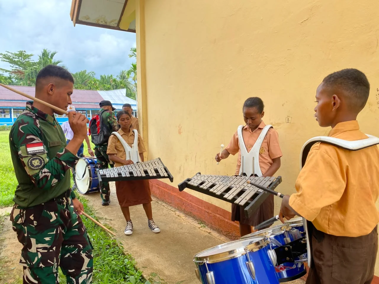 Latihan Drumband Bersama Prajurit Yonif TP 859/RBK Tingkatkan Percaya Diri dan Nasionalisme Pelajar Supiori
