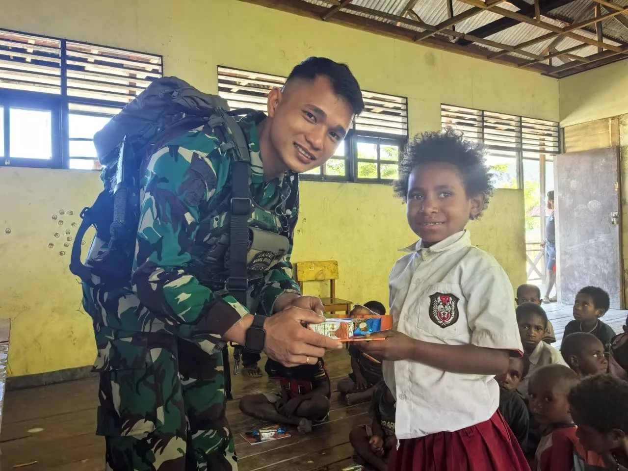 Prajurit Tuah Sakti Ajarkan Ilmu dan Bagikan Perlengkapan Sekolah untuk Anak Kalome