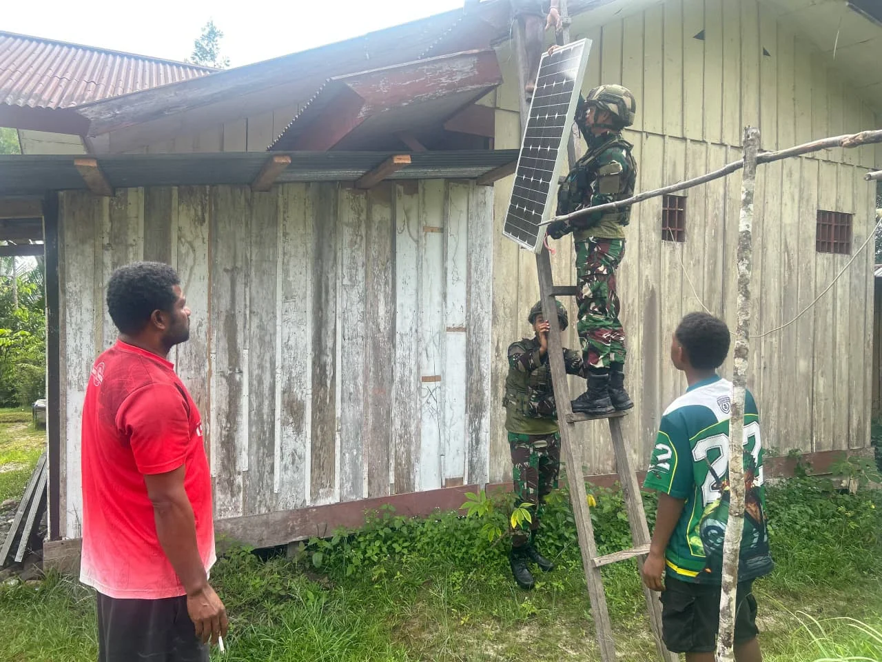 Satgas Yonif 521/DY Hadirkan Cahaya Harapan di Warga Pedalaman Papua