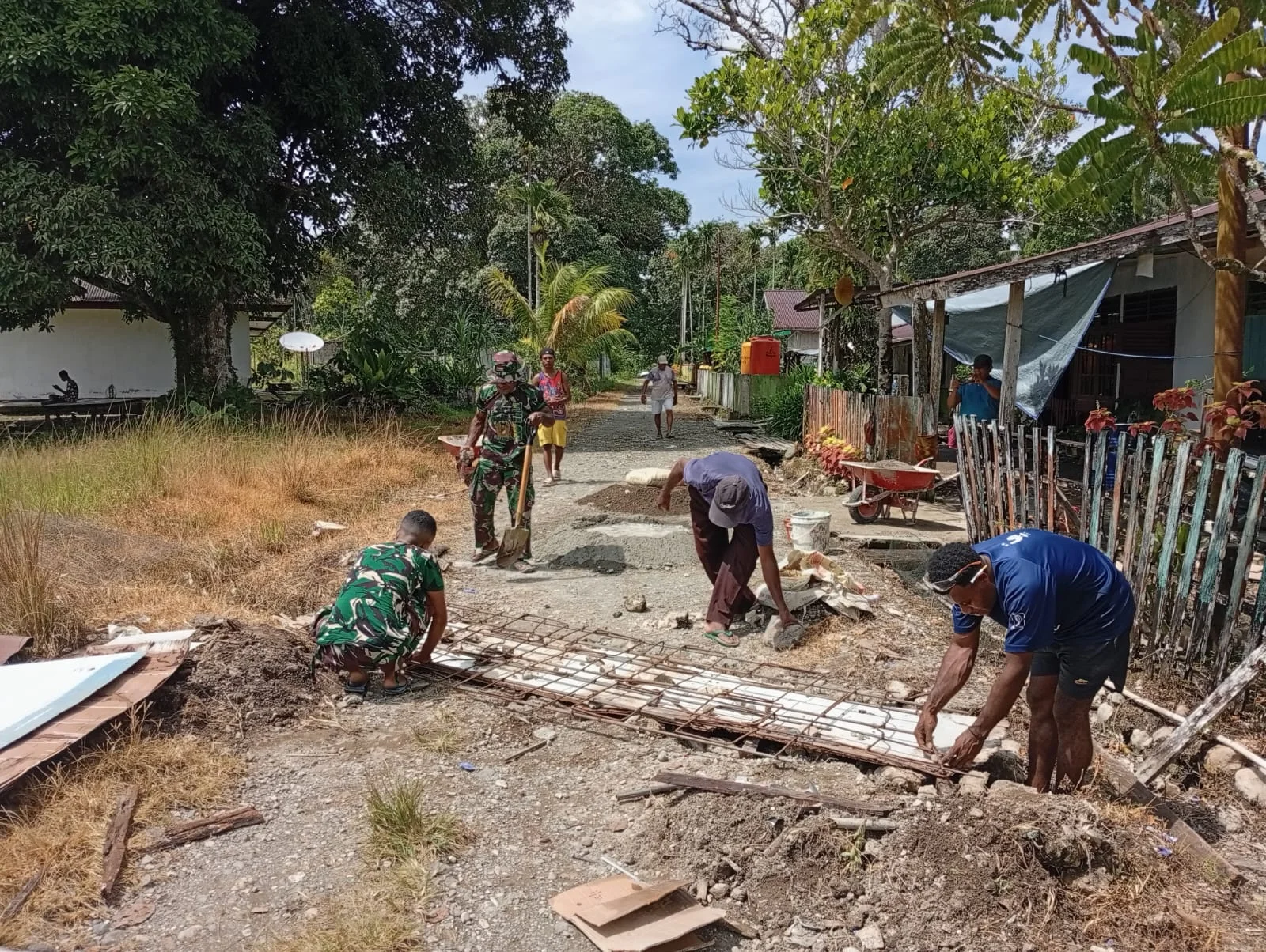 Gotong Royong Bangun Jembatan, Babinsa dan Warga Dawai Perkuat Akses Sekaligus Kebersamaan