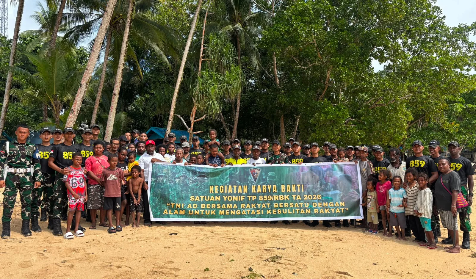 Dari Pantai yang Penuh Sampah Menjadi Bersih dan Indah,  Prajurit Yonif TP 859/RBK Bersama Warga Sauyas Bangkitkan Semangat Peduli Lingkungan