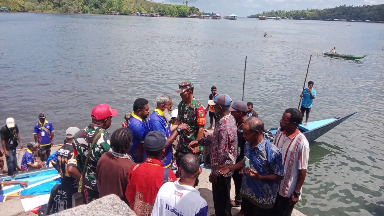 Kebersamaan Jadi Jembatan Persatuan, Babinsa Dampingi Wisata Rohani di Kepulauan Yapen
