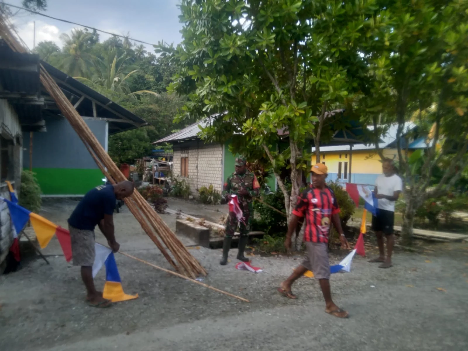 Sambut HUT RI Ke-81, Babinsa Koramil 1709-03/Warbah Bersama Warga Semarakkan Kampung Sarafambai
